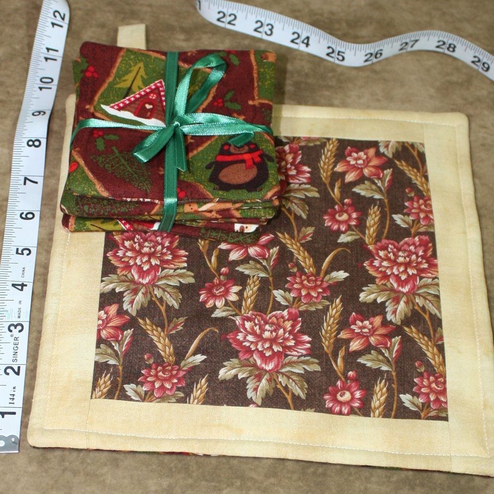 Hand-Crafted Table Linen Reversible Fall/Christmas - Picture 2 of 7